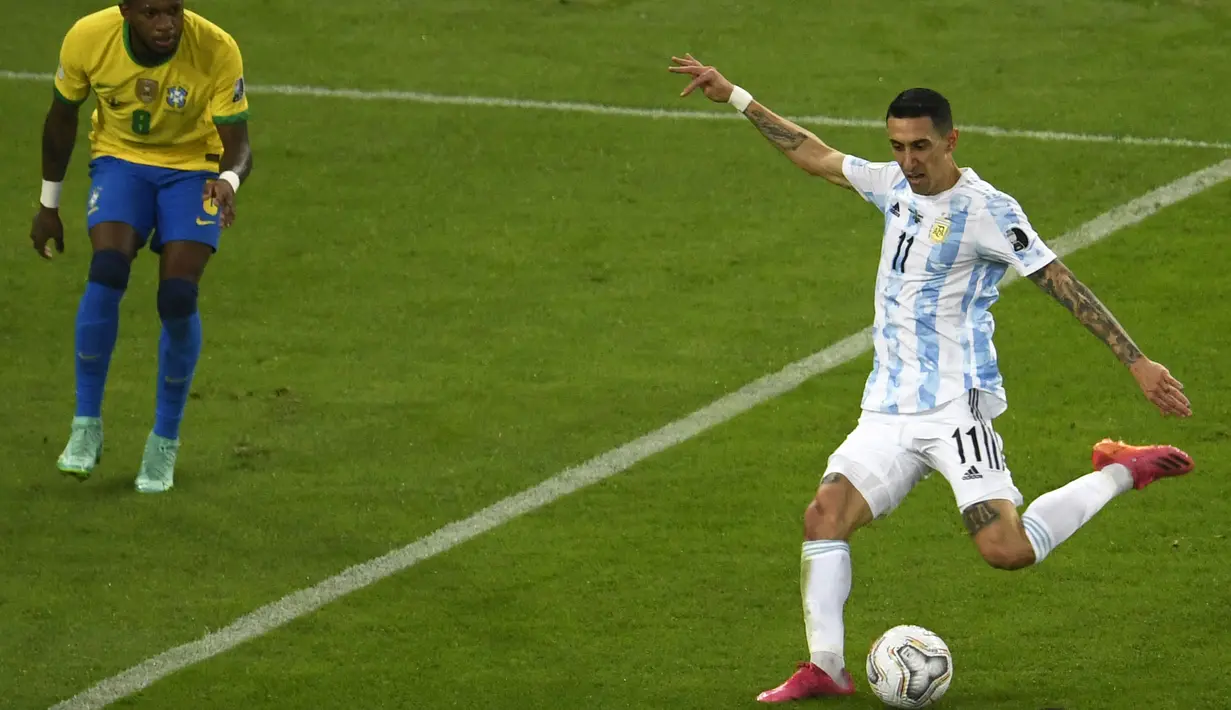 Argentina berhasil mengembangkan permainan setelah unggul dari Brasil. Angel Di Maria nyaris menggandakan keunggulan di menit ke-28 ketika tendangannya dari dekat kotak pinalti masih membentur bek Brasil. (Foto: AFP/Mauro Pimentel)
