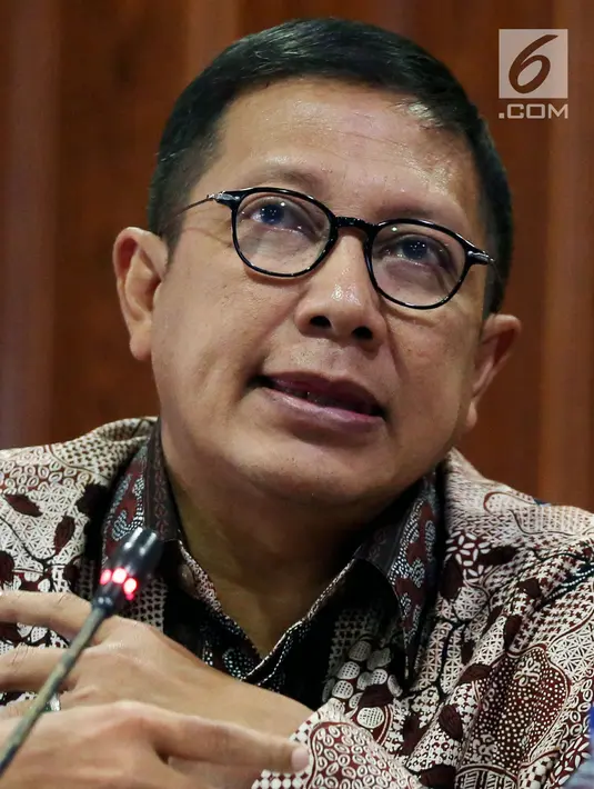 Menteri Agama Lukman Hakim Saifuddin saat memberi keterangan di Kantor Ombudsman Jakarta, Rabu (4/10). Ombudsman memanggil Menteri Agama untuk keterangan terkait masalah layanan ibadah umrah. (Liputan6.com/JohanTallo)