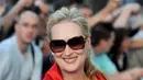 Selain cantik, Meryl Streep juga memiliki selera ‘fashion’ yang baik. Meryl Streep mengenakan baju merah cerah saat menghadiri pemutaran perdana film ‘Mamma Mia’ di London pada 2008 silam. (Bintnag/EPA)