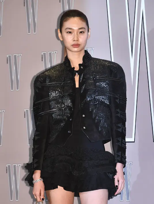 Bintang Squid Game dan model Jeong Ho Yeon memancarkan pesona elegan dengan jaket dan mini skirt serba hitamnya. [Dok/Newsen].