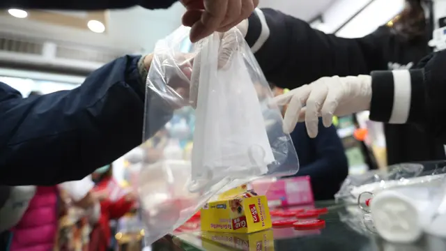 Takut Virus Corona, Warga Hong Kong Antre Masker Gratis