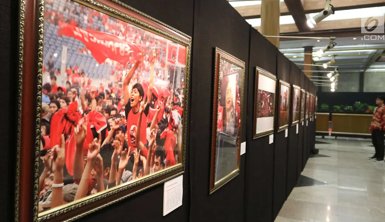 Sejumlah foto sejarah PDIP yang dipamerkan di JCC, Jakarta, Rabu (10/1). Pameran foto tersebut merupakan rekam jejak perjalanan PDIP di HUT yang ke-45. (Liputan6.com/Angga Yuniar)