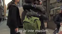 Pria buta ini menawarkan pelukan di jalanan untuk menunjukkan bahwa muslim bukan teroris. Banyak orang yang memeluknya