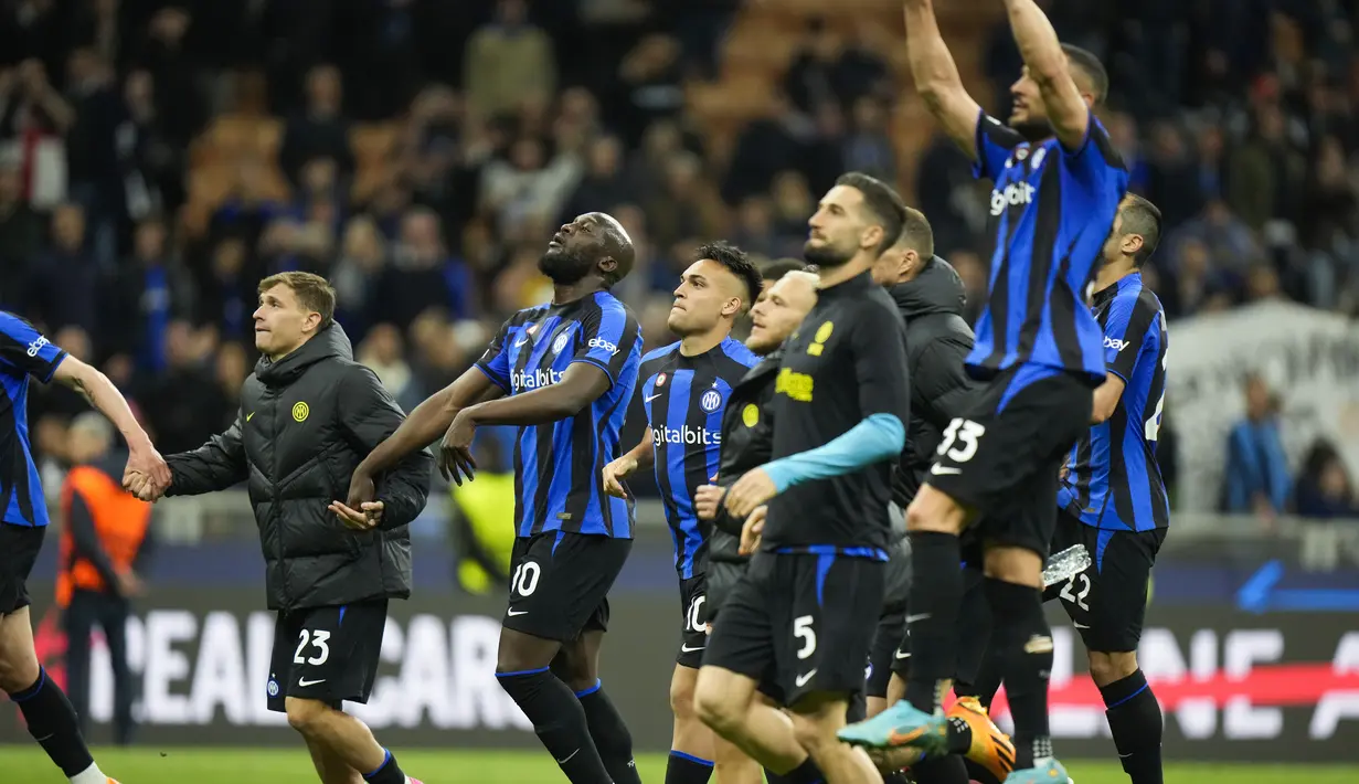 Para pemain Inter Milan melakukan selebrasi usai pertandingan melawan Benfica pada leg kedua perempat final Liga Champions di stadion San Siro di Milan, Italia, Kamis, 20 April 2023. (AP Photo/Luca Bruno)