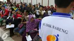 Ratusan warga mengantre mendaftar mudik bareng dengan Jasa Raharja di Jakarta, Kamis (16/6). Mudik bareng 2016 nantinya akan mengantarkan pemudik menggunakan bus dengan tujuan pulau Jawa dan Sumatera. (Liputan6.Com/Angga Yuniar)