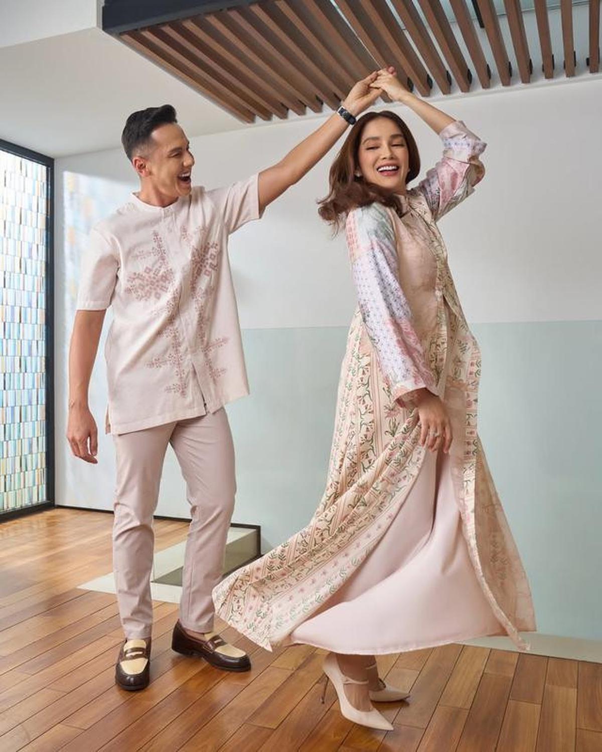 6 Potret Baju Sarimbit Keluarga Ussy Sulistiawaty dan Andhika Pratama, Desain Mewah Tapi Sederhana