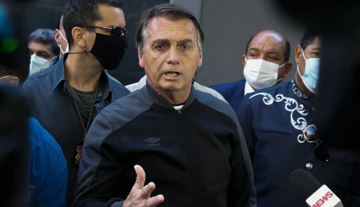Presiden Brasil Jair Bolsonaro memberikan keterangan dalam konferensi pers di Rumah Sakit Vila Nova Star di Sao Paulo, Minggu (18/7/2021). Jair Bolsonaro sebelumnya, dilarikan ke rumah sakit militer di Brasilia, Rabu (14/7), setelah mengalami cekukan tanpa henti selama 10 hari. (Miguel SCHINCARIOL /