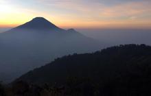 Menikmati keindahan sunrise dari Bukit Sikunir