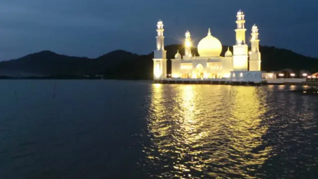 Presiden Joko Widodo meresmikan Masjid Agung Kayong Utara di Kecamatan Sukadana, Kalimantan Barat