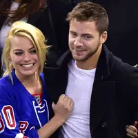 Berita pernikahan Margot Robbie dan Tom Ackerley tengah ramai dibicarakan. Rumor itu muncul setelah Margot mengunggah foto di akun Instagramnya yang menunjukkan cincin di tangannya. (doc.PEOPLE)