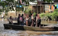 FOTO: Perahu Eretan Masih Jadi Andalan di Sungai Ciliwung