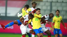 Para pemain Peru dan Brasil berebut bola pada pertandingan kualifikasi Piala Dunia 2022 di National Stadium, Lima, Peru, Selasa (13/10/2020). Brasil menang 4-2 dengan lewat hattrick dari Neymar. (Daniel Apuy, Pool via AP)