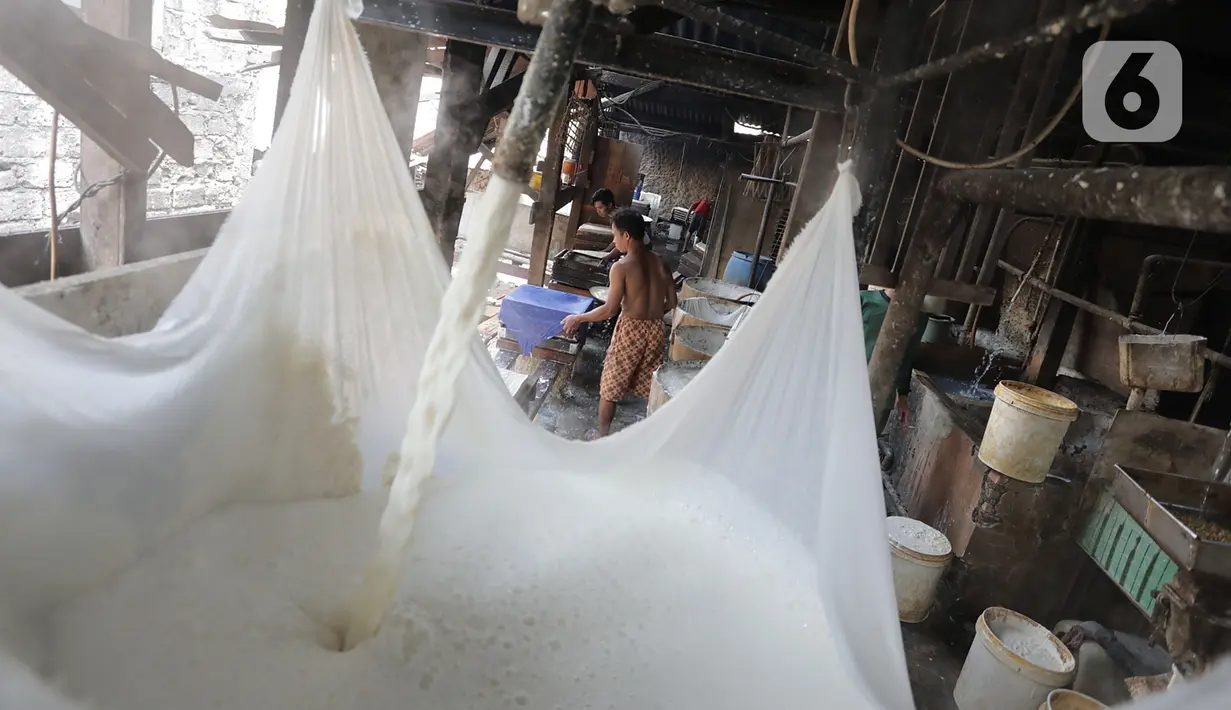 Aktivitas pekerja mengolah kedelai untuk dijadikan tahu di industri rumahan kawasan Duren Tiga, Jakarta, Senin (18/11/2019). Mentan Syahrul Yasin Limpo merevisi target produksi kedelai di tahun 2020, yang semula 2,8 juta ton menjadi 1,12 juta ton. (Liputan6.com/Herman Zakharia)