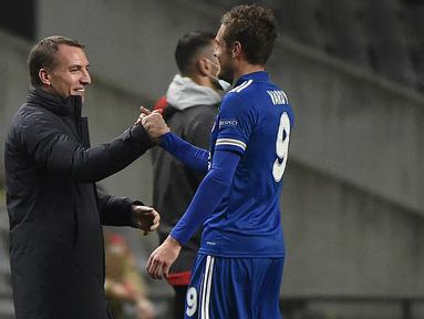 Pelatih Leicester City, Brendan Rodgers (kiri), menyalami striker Jamie Vardy usai laga lanjutan Liga Europa 2020/21 Grup G melawan SC Braga di Braga Municipal Stadium, Braga, Kamis (26/11/2020) waktu setempat. Leicester City bermain imbang 3-3 dengan SC Braga (AFP/Miguel Riopa)