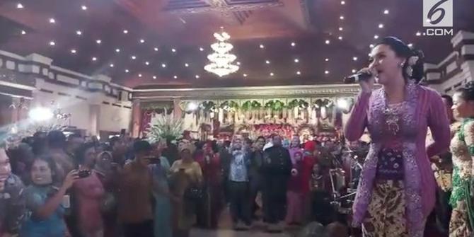 VIDEO: Berkebaya, Vicky Shu Ajak Tamu Presiden Jokowi Joget