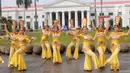 Penari menampilkan tarian daerah saat pagelaran Hari Tari Sedunia di kawasan Taman Fatahillah, Kota Tua, Jakarta, Sabtu (6/5/2023). (Liputan6.com/Angga Yuniar)