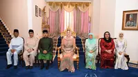 Akhirnya publik bisa melihat wajah istri Sultan Kelantan,&nbsp;Nur Diana Petra Abdullah (tengah). (dok. Facebook&nbsp;Unit Media Pejabat Sultan Kelantan/https://www.facebook.com/MEDIAPSKN/photos/pcb.3303599553293134/3303598076626615)