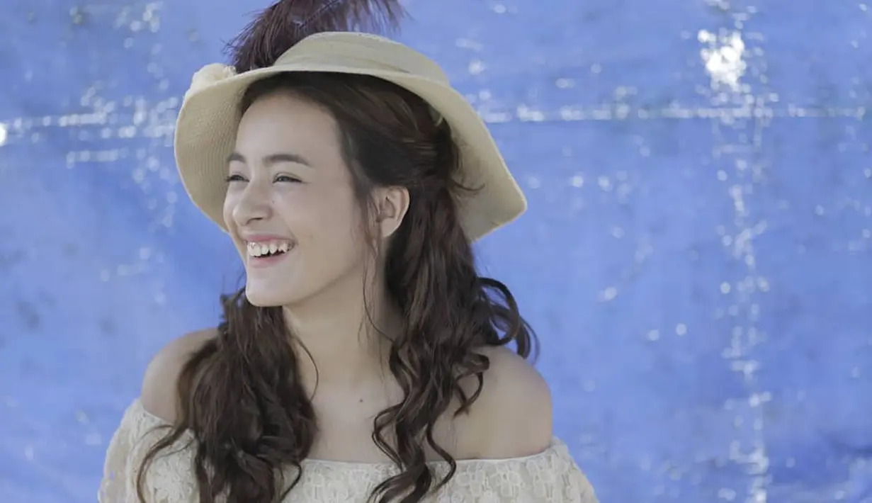 Kenakan outfit off shoulder dan dipadukan dengan topi warna senada untuk menunjang penampilannya pakai, penampilan Mawar Eva de Jongh tampak anggun dan kalem. Pamer senyum manis sembari perlihatkan gigi indahnya, pesona bintang film Bumi Manusia ini bikin pangling. (Liputan6.com/IG/@mawar_eva)