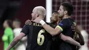 Gelandang Ajax Amsterdam, Davy Klaassen (kiri) bersama rekan setim merayakan gol yang dicetaknya ke gawang AS Roma dalam laga leg pertama perempatfinal Liga Europa 2020/2021 di Johan Cruijff Arena, Amsterdam, Kamis (8/4/2021). Ajax kalah 1-2 dari AS Roma. (AP/Peter Dejong)