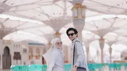 Dinda Hauw dan Rey Mbayang  terlihat serasi dengan mengenakan pakaian syari couple dengan warna abu-abu. (instagram.com/dindahw)