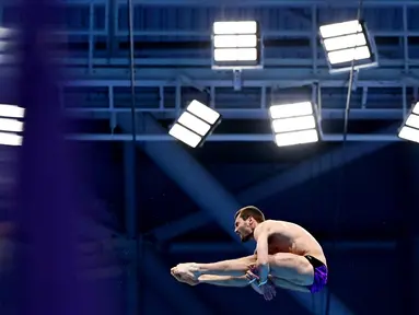 Perenang Rusia, Aleksandr Bondar saat beraksi di nomor lompat indah pada ajang Kejuaraan Akuatik Eropa di Duna Arena, Budapest, Hungaria, (16/5/2021). (AFP/Tobias Schwarz)