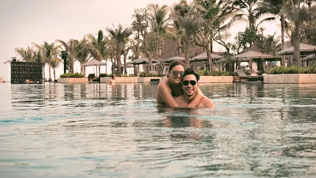 6 Momen Liburan Darius Sinathrya bersama Donna Agnesia di Bali, Romantis Banget