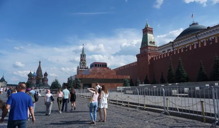 Bangunan Lenin's Mausoleum (kanan) yang menjadi tempat diawetkannya tokoh pemimpin Uni Sovyet, Vladimir Lenin. (Bola.com/Okie Prabhowo)