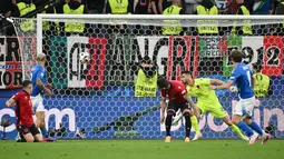 Pemain Italia, Nicolo Barella, mencetak gol ke gawang Albania dalam laga perdana Grup B Euro 2024 di Stadion Signal Iduna Park, Dortmund, Minggu (16/6/2024). (AFP/Alberto Pizzoli)