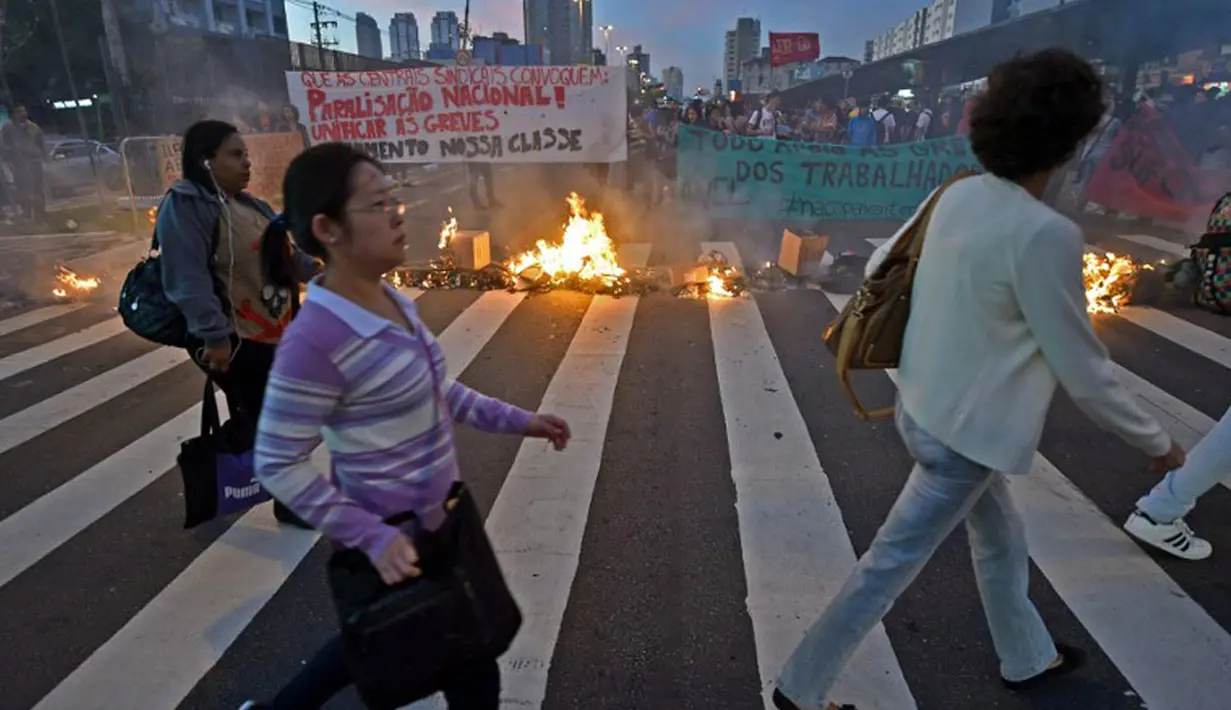 Pekerja kereta bawah tanah dan anggota MTST (Gerakan Pekerja Tunawisma) Brasil menuntut kenaikan gaji sebesar 12,2 persen, Sao Paolo, (9/6/2014). (AFP PHOTO/NELSON Almeida)