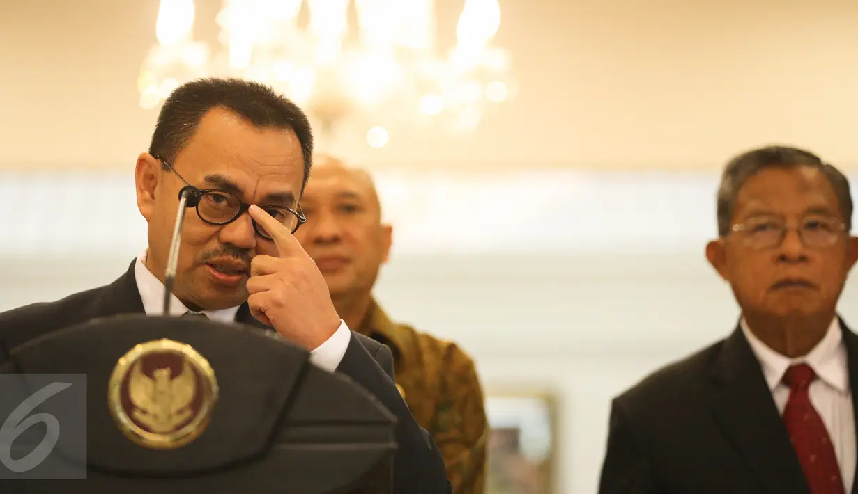Menteri ESDM Sudirman Said memberikan keterangan pers terkait kebijakan ekonomi di Bandara Halim Perdanakusuma, Jakarta, Jumat (11/9). Sudirman memerinci 134 peraturan dari berbagai kementerian yang telah disederhanakan. (Liputan6.com/Faizal Fanani)