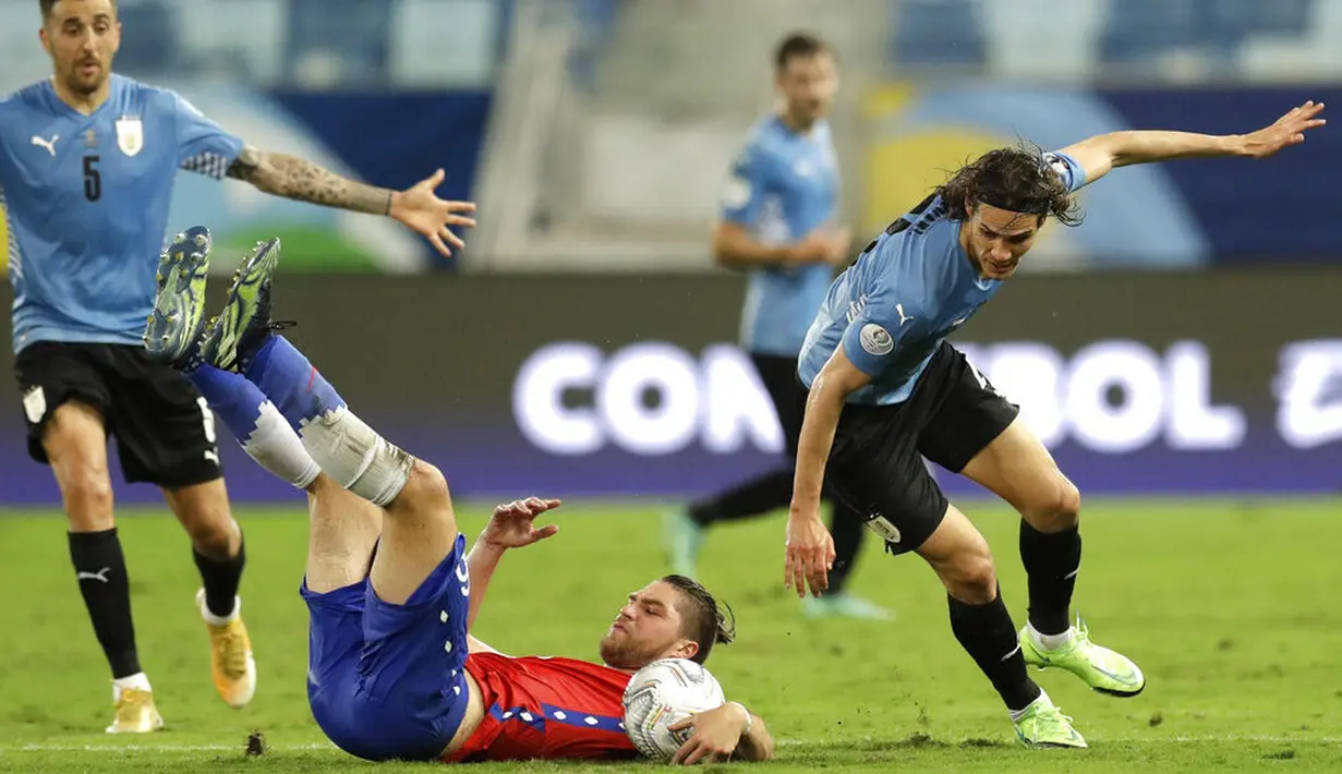 Tertinggal satu gol membuat Uruguay tampil ngotot. Namun, upaya Edinson Cavani dkk untuk membobol gawang Claudio Bravo tidak membuahkan hasil dan babak pertama berakhir dengan keunggulan Chile atas Uruguay. (AP/Bruna Prado)