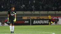 Penjaga gawang Persebaya United, Jendri Pitoy tertunduk usai kebobolan di laga Grup A Piala  Presiden 2015 melawan Persib di Stadion Si Jalak Harupat, Bandung, Minggu (6/9/2015). Persib unggul   2-0. (Liputan6.com/Helmi Fithriansyah)