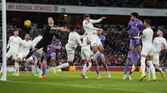 Bek Arsenal Jakub Kiwior (tengah atas) memukul bola untuk mencetak gol bunuh diri ke gawang Liverpool pada babak ketiga Piala FA 2023-2024 di Emirates Stadium, Minggu (07/01/2024) malam WIB. (AP Photo/Kirsty Wigglesworth)
