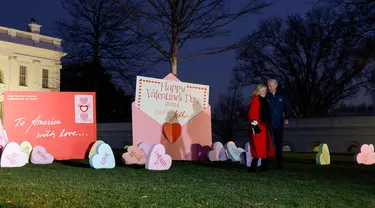 Presiden Amerika Serikat Joe Biden bersama Ibu negara Jill Biden melihat dekorasi Hari Valentine di halaman utara Gedung Putih pada 14 Februari 2024 di Washington, DC. (Anna Moneymaker/Getty Images North America/Getty Images Via AFP)