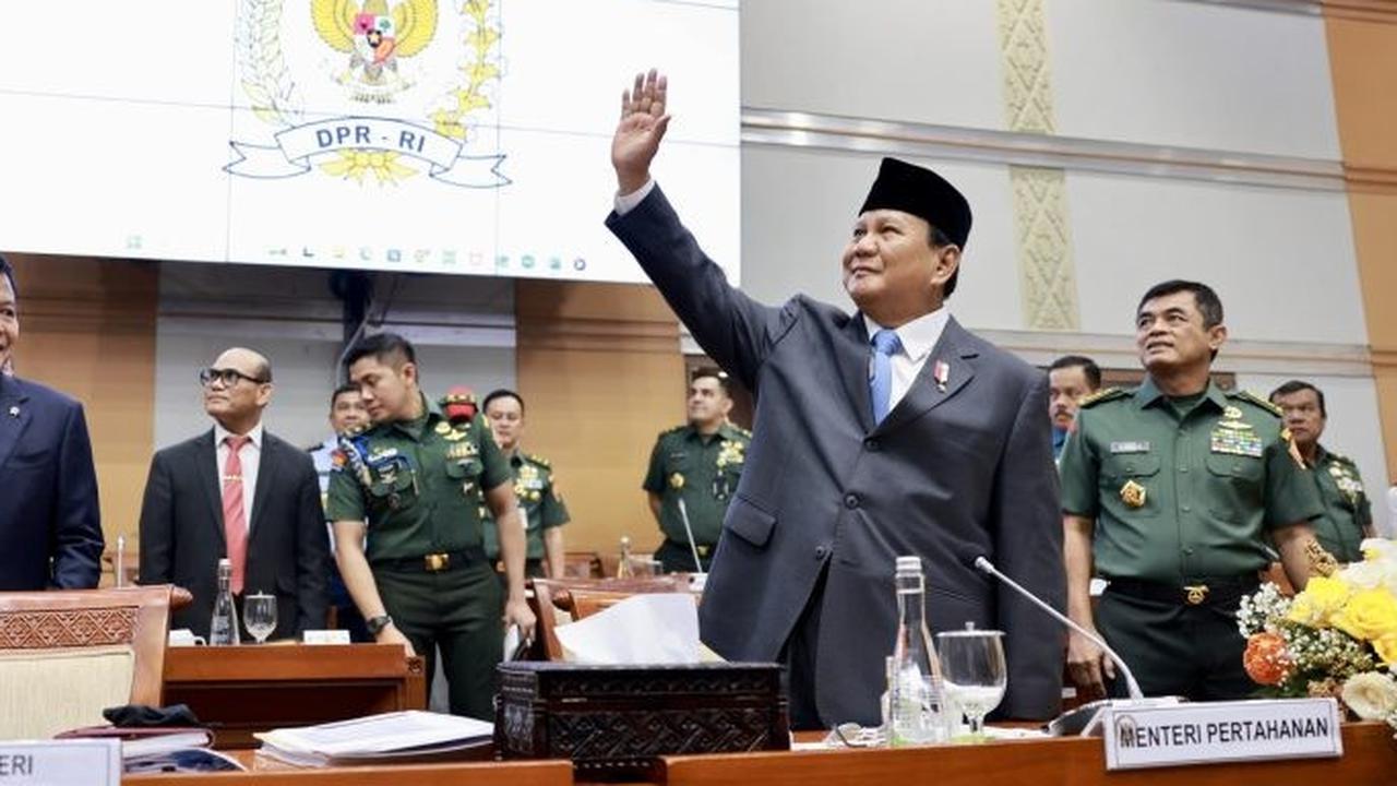 Aksi 'Romantis' Anggota DPR Cantik Bikin Prabowo Senyum Sumringah di DPR saat Diberikan Bunga