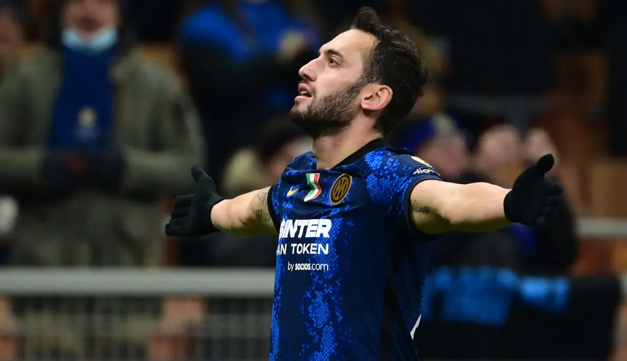 Hakan Calhanoglu. Gelandang Turki berusia 28 tahun ini didatangkan Inter Milan secara gratis pada awal musim 2021/2022 dari sang tetangga AC Milan setelah 4 musim membela Rossoneri. Ia terikat kontrak hingga Juni 2024 dan hingga kini telah tampil dalam 46 laga di semua ajang bersama Inter Milan dengan torehan 8 gol dan 13 assist. (AFP/Miguel Medina)