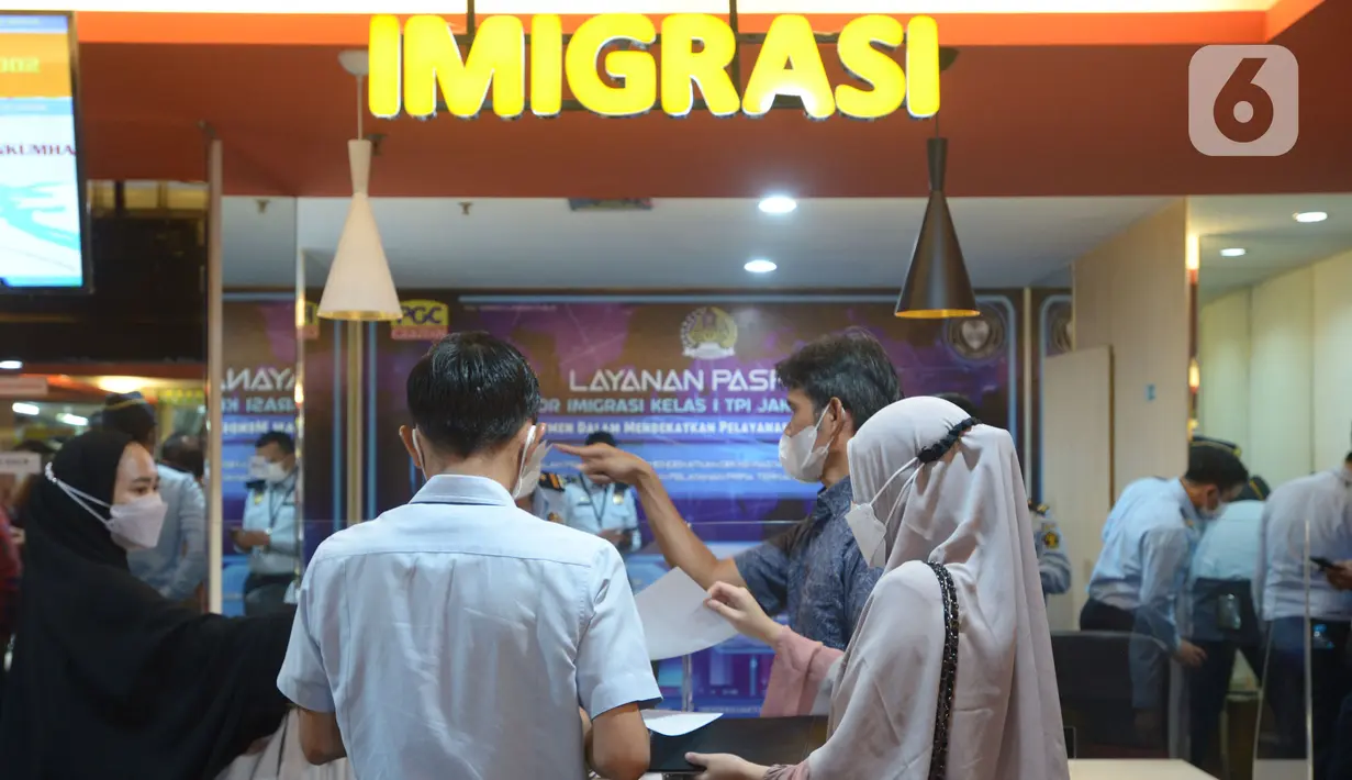 Warga antre membuat paspor di PGC, Jakarta, Jumat (1/4/2022). Gerai pelayanan paspor imigrasi yang ada di Mal dan Pusat Grosir Cililitan untuk meningkatkan pelayanan publik agar tidak mengantre berjam-jam untuk membuat paspor baru dan memperpanjang masa aktif paspor. (merdeka.com/Imam Buhori)