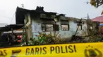 Garis polisi terpasang di sekitar lokasi kebakaran pabrik korek gas di Binjai, Langkat, Sumatera Utara, (21/6/2019). Sebanyak 30 orang tewas dalam kejadian tersebut. (KUMBARA/AFP)