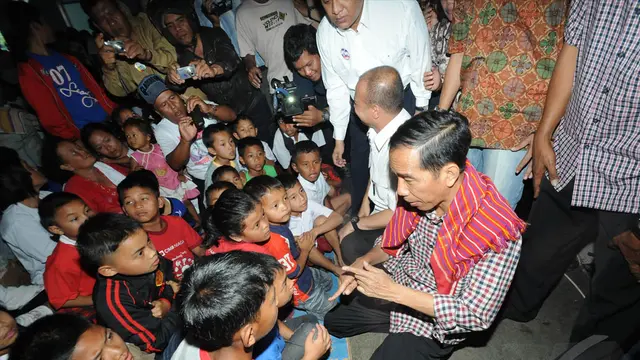 Jokowi Dapat Ulos di Pengungsian Sinabung