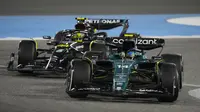 Pembalap Mercedes Lewis Hamilton dan Fernando Alonso dari Aston Martin&nbsp;bersaing dalam balapan F1 GP Bahrain di&nbsp;Sirkuit Internasional Bahrain, Minggu, 5 Maret 2023. (AP Photo/Frank Augstein)
