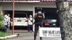 KPK menggeledah rumah dinas Gubernur Jambi, Zumi Zola, terkait pengembangan kasus suap dana APBD Jambi 2018.