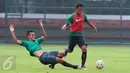 Pemain Timnas Indonesia U-22, Zalnando (bawah) mencoba melakukan tekel saat melakoni internal game di Lapangan SPH Karawaci, Tangerang, Banten, Rabu (10/5). Internal game ini bagian persiapan menuju TC di Bali. (Lipiutan6.com/Helmi Fithriansyah) 