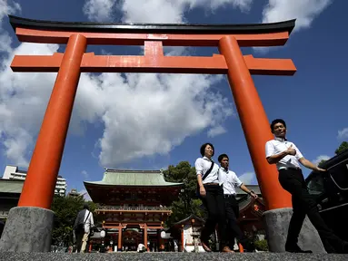 Pemandangan torii (gerbang masuk) ke Kuil Ikuta terlihat di pusat Kobe (5/10/2019). Kuil, dengan sejarah lebih dari 1.800 tahun ini dikatakan sebagai salah satu kuil tertua di Jepang. (AFP Photo/Monteforte)