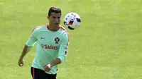 Pemain Portugal, Cristiano Ronaldo mengontrol bola saat berlatih pada sesi latihan sebelum melawan Prancis pada Ffinal Piala Eropa 2016 di Marcoussis, Paris selatan, (8/7/2016). (AFP/Francisco Leong)