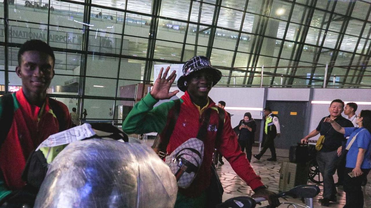 Timnas Burkina Faso U-17 asuhan pelatih Brahima Traore akhirnya tiba di Indonesia, pada Rabu (1/11/2023). Mereka mendarat di Bandara Soekarno Hatta, Tangerang, pukul 17.00 WIB.