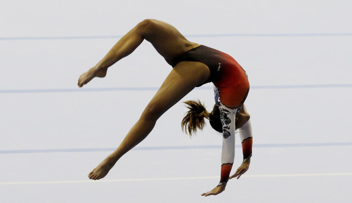 Pesenam Indonesia, Rifda Irfanaluthfi, melakukan gerakan saat nomor all-round individual putri cabang senam pada SEA Games 2019 di Kompleks Rizal Memorial, Manila, Senin (2/12). Dirinya berhasil meraih medali perak. (Bola.com/M Iqbal Ichsan)