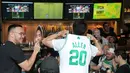 Keseruan nonton bareng NBA Finals bersama Vidio dan NBA Indonesia di Stark Taproom, Elysee, SCBD, Jakarta pada hari Sabtu (15/6/2024). (Bola.com/Syahkist Afi Daib)