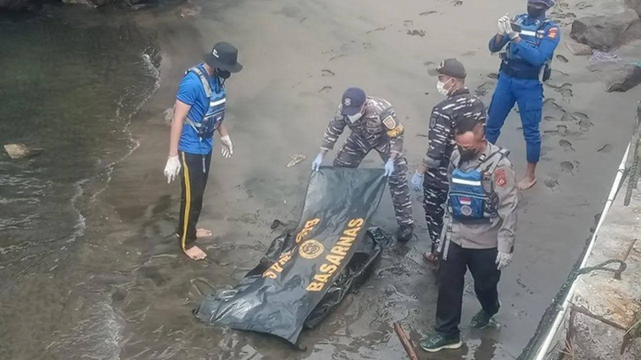 Jasad diduga korban kecelakaan kapal dievakuasi dari selat Bali
