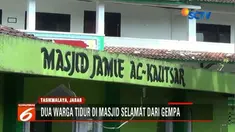 Atap masjid di Tasikmalaya roboh akibat gempa. Beruntung, dua orang yang sedang beristirahat di dalam masjid berhasil melarikan diri.