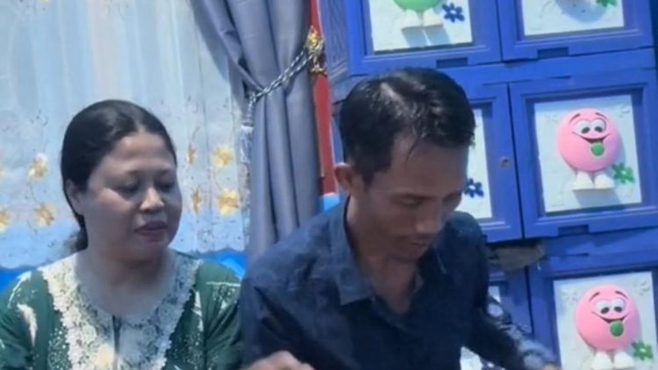 Pria Ini Beri Kejutan Kecil untuk Ayah, Ibu, dan Adiknya, Aksinya Curi Perhatian